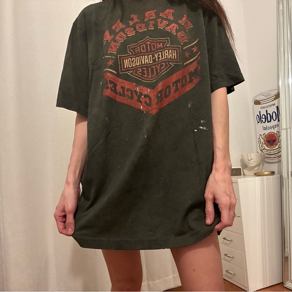 Unisex Green Harley Davidson t-shirt - Size: L. Has paint stains